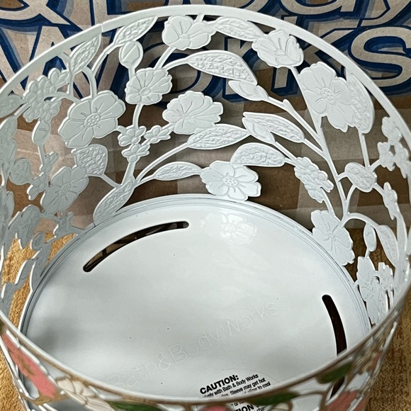 Sold- Bath & Body Works Floral Toss 3-Wick Candle Holder - Picture 3 of 5